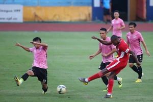 Mưa trời và mưa gôn ở sân Hàng Đẫy