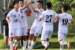 Thẻ đỏ, 11 mét, siêu phẩm và màn ngược dòng kỳ lạ của Nutifood