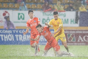 CLB Nam Định thua do trọng tài, nhưng không thể rớt hạng!