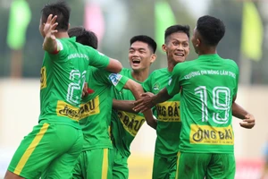 Bầu Đức thua V-League, gỡ gạc SV-League