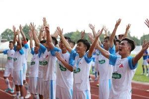 Cầu thủ 'chân quê' của bầu Hải thách thức đội bóng của bầu Đức