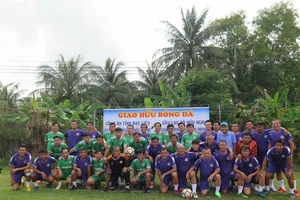 NSND Việt Anh và Hữu Nghị FC tặng nhà đồng đội ở Bạc Liêu