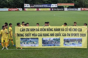 Lính bầu Đức ngậm ngùi nhìn đối thủ lên hạng