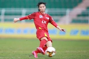 Clip: Đẹp ngỡ ngàng cú sút xa thần sầu ăn bàn của Thùy Trang