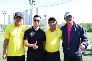 Thầy trò Vũ Tiến Thành chơi bóng với Trung tâm bóng đá K&T