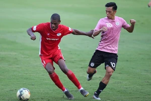 Cầu thủ Hà Nội và Viettel tranh nhau Quả bóng vàng ngày 12-1