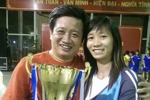 Cầu thủ nghèo tặng sữa, mì gói cho ông Đoàn Ngọc Hải