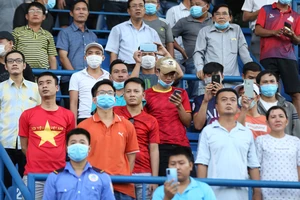 Thân nhiệt trên 37,5 độ C không được vào sân xem V-League