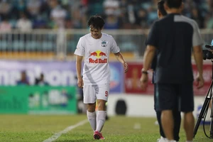 Kiatisak đau đầu với ca chấn thương của Văn Toàn