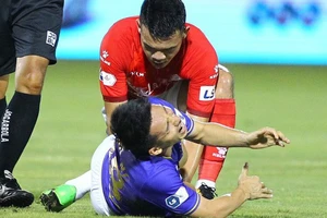 Hoàng Thịnh trả giá đắt sau cú vào bóng làm gãy chân Hùng Dũng