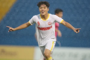 Học viện NutiFood thắng nhẹ Sài Gòn trong cơn thủy chiến