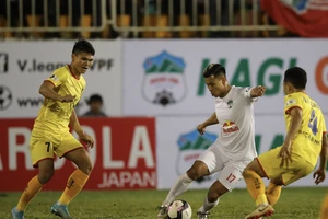 Đội bóng xứ Nghệ đã nghèo còn gặp cái eo 