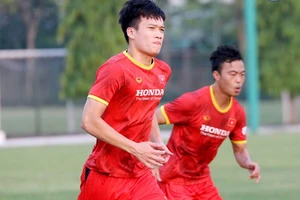 Tiền vệ Hoàng Đức trở lại, Quang Hải bị cạnh tranh gay gắt