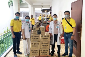 Bầu Đức, bầu Thắng, bầu Hải tiếp năng lượng cho y bác sĩ chống dịch