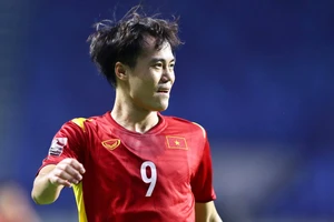 Văn Toàn: ‘Tôi bị đạp chân thật mà!’