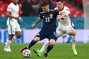Nguy hiểm một tiền vệ Scotland mắc COVID-19 trận gặp tuyển Anh