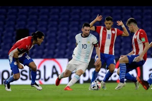 Messi dắt đồng đội ‘lết’ vào tứ kết