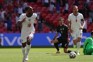 Sterling cau có, tuyển Anh lo sốt vó