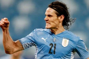 Lâu lắm rồi Cavani mới biết ghi bàn giúp Uruguay đi tiếp