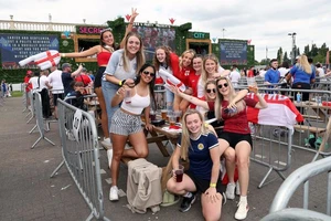 Người Anh mở đại tiệc sau cuộc trả hận cỗ xe tăng Đức