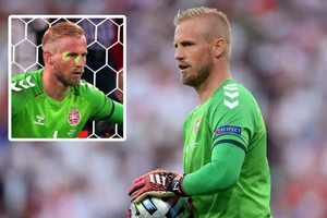 Cấm suốt đời CĐV chiếu tia laser vào thủ môn Đan Mạch đến sân bóng