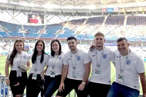 Ba của Maguire tuyển Anh bị hooligan đạp gãy xương sườn