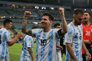 Ronaldo, Lewandowski,... yếu thế hơn Messi trong cuộc đua bóng vàng