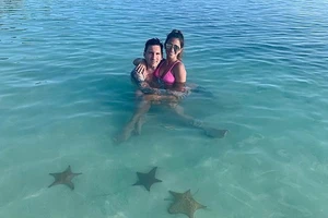 Messi âu yếm vợ trên biển Miami sau khi đánh bại Ronaldo 