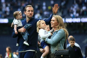 Harry Kane khoác áo Man City với giá 160 triệu bảng và nhận lương kỷ lục