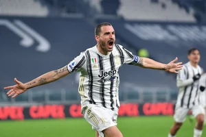 HLV Allegri dằn mặt Bonucci: 'Muốn làm đội trưởng thì đeo nó ngoài đường'