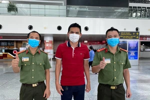 Chuyến về quê bão táp của HLV Kiatisak