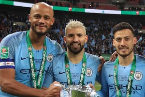 Toure phản ứng khi Man City dựng tượng Kompany và David Silva