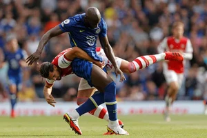 Liverpool sẽ cho Van Dijk bắt chết Lukaku