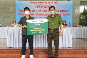 Ông Bầu và Công Phượng tiếp sức chống dịch COVID-19