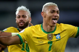 Brazil mất 9 trụ cột làm khách Chile và dọa kiện Premier League