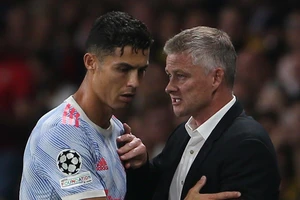 HLV Solskjaer: 'Ronaldo cũng là con người, cần phải chăm sóc' 