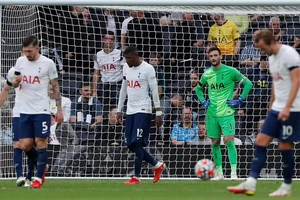 'Tottenham đá kém hơn trẻ lên 5'
