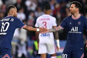 PSG rối: Messi nổi giận, Neymar giành đá phạt đền, Mbappe bị la ó