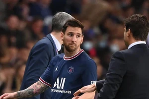 Henry lý giải hành động Messi phản ứng HLV Pochettino