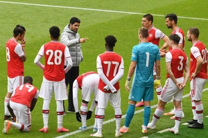 Arsenal tệ hại, Wenger rục rịch trở lại ghế nóng