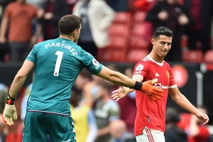 Thủ môn Aston Villa khiêu khích Ronaldo đá phạt đền