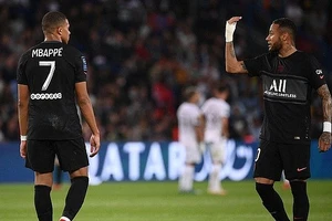 Mbappe bực tức Neymar vì không chịu chuyền bóng