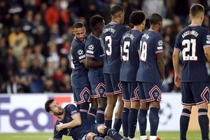 Lộ danh tính kẻ quyền lực yêu cầu Messi nằm dưới hàng rào