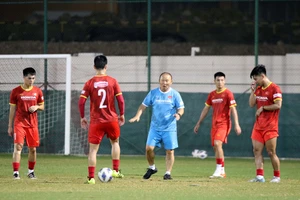 Thầy trò ông Park vượt qua nỗi buồn, Quế Ngọc Hải bị lật cổ chân