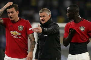 Man United lo sốt vó với chấn thương của Varane và Maguire 