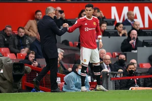 Solskjaer nói gì với cầu thủ MU trong phòng thay đồ?