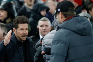 Thua trận, HLV của Atletico không bắt tay Klopp 