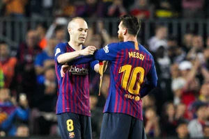 Iniesta đau lòng khi nói về đồng đội cũ Messi