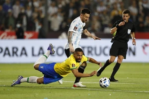 Messi: 'Đá bóng gì như đấu võ đài'