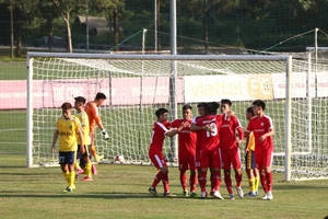 Học viện Nutifood JMG 'vuốt mũi' nhà đương kim vô địch